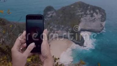 近距离用手机拍摄巴厘岛NusaPenida的Kelingking海滩悬崖